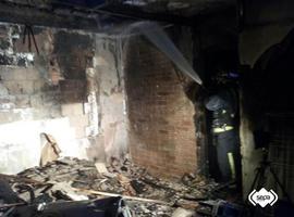 Incendio destruye un edificio en calle Bánces Candamo de Avilés