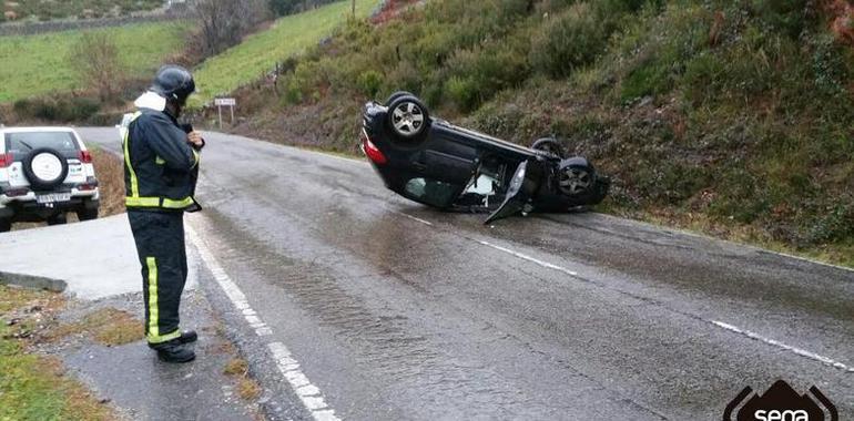 Herido leve tras volcar su coche en Allande