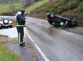 Herido leve tras volcar su coche en Allande