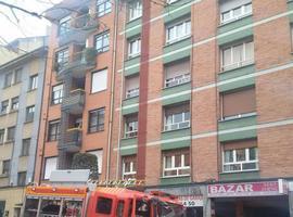 Los bomberos dan por sofocado el incendio de un bazar chino en Pumarín