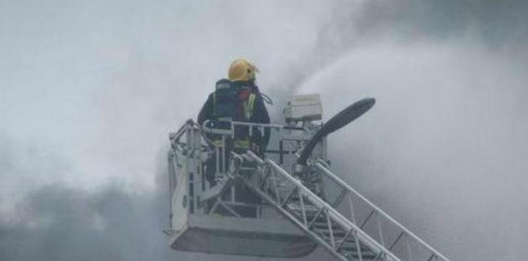 Desalojado un edificio en calle Celleruelo de Siero por un incendio
