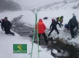 La Guardia Civil rescató ayer a dos participantes heridos de la prueba deportiva Cuito Negro en Pajares