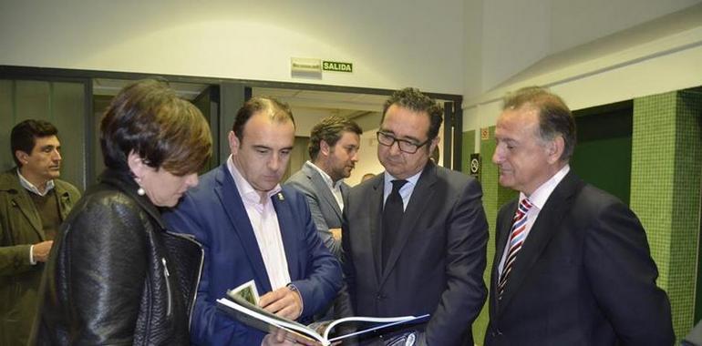 Más de un centenar de personas asiste a la puesta de largo del libro tourist Asturias