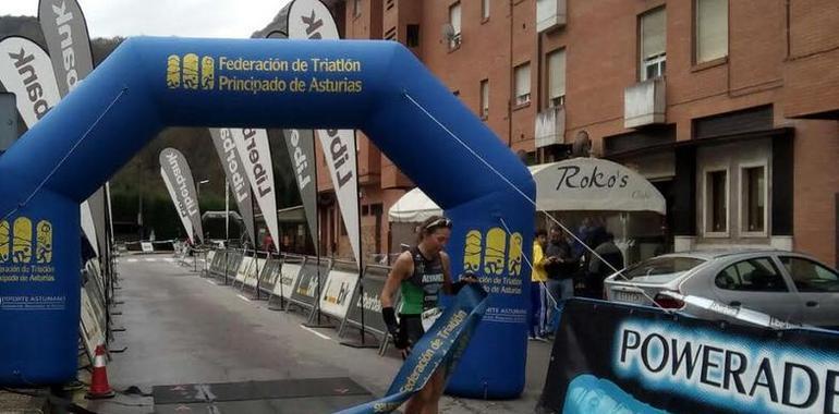 Laura Álvarez Bedia y Daniel Bayón ganan el Duatlón de Morcín
