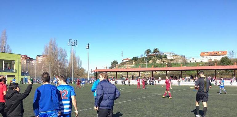 Golpe de autoridad del Avilés Stadium en el campo del Llaranes