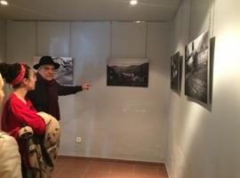 Javier Xué expone en Sotrondio "Apenas lágrimas negras" 