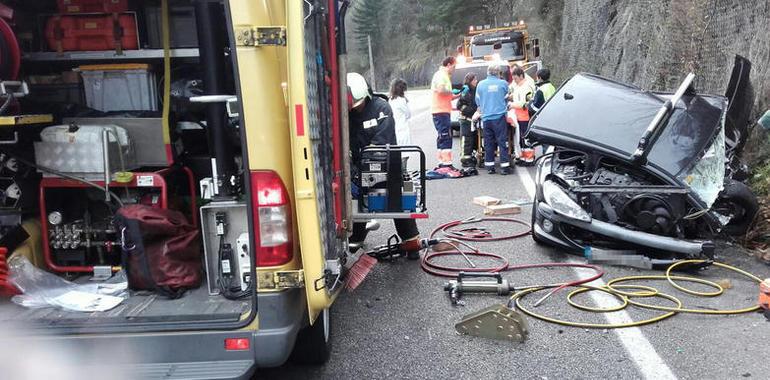 Dos heridos en un choque entre dos turismos en Bustiello, Mieres