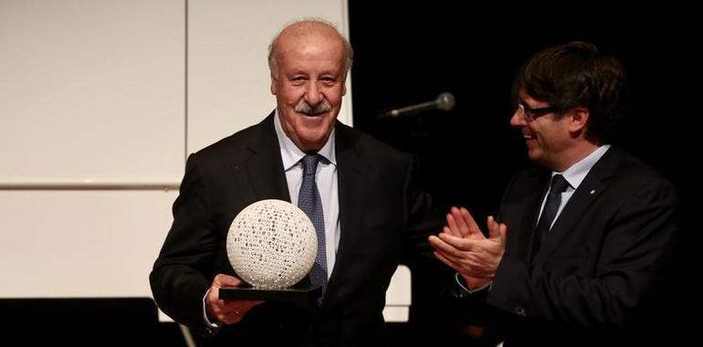 Vicente del Bosque recibe el Blanquerna de manos de Puigdemont