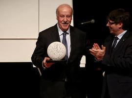 Vicente del Bosque recibe el Blanquerna de manos de Puigdemont