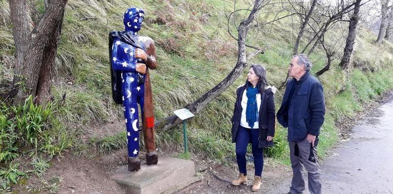 Llanes restaura las tallas de madera de su Camín Encantáu