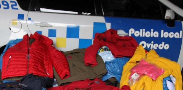 Descubren más de 300 prendas de ropa falsificada en la furgoneta que arrastró la grúa municipal