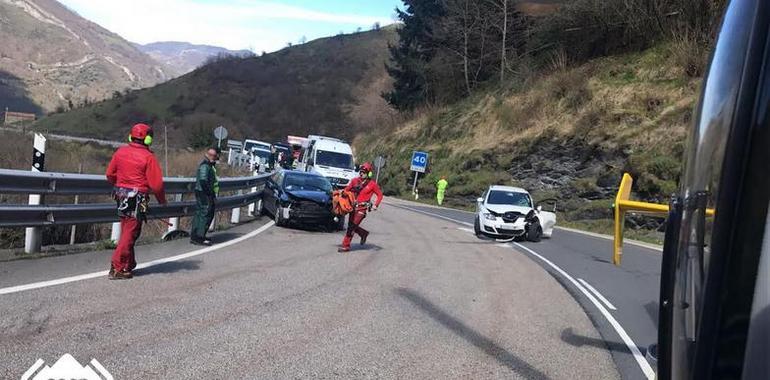 Tres heridos en un choque subiendo el Pajares