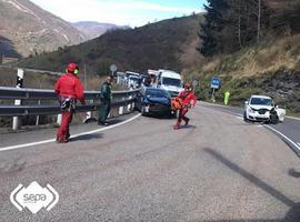 Tres heridos en un choque subiendo el Pajares