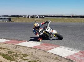 El piloto gijonés Adrián Fernández Murias en el SuperMotard 85 cc 