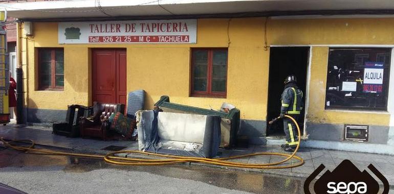 Incendio en un local comercial en Lugones