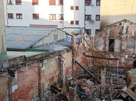 25 personas desalojadas en Lena por el incendio de un bazar chino