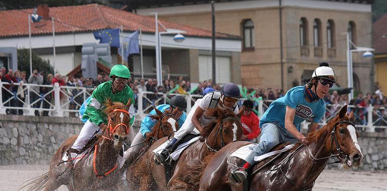 Ribadesella presume de carreras de caballos en un hipódromo natural 