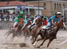Ribadesella presume de carreras de caballos en un hipódromo natural 