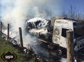 Incendio destruye un camión de forraje en Ayones