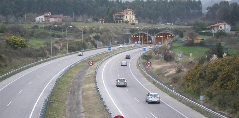 Incendio de vehículo sin heridos cuando circulaban por la autopista del Huerna