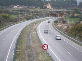 Incendio de vehículo sin heridos cuando circulaban por la autopista del Huerna