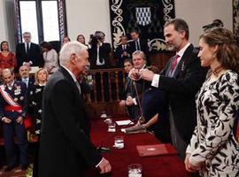 Los Reyes entregan el Premio Cervantes 2016 a Eduardo Mendoza 