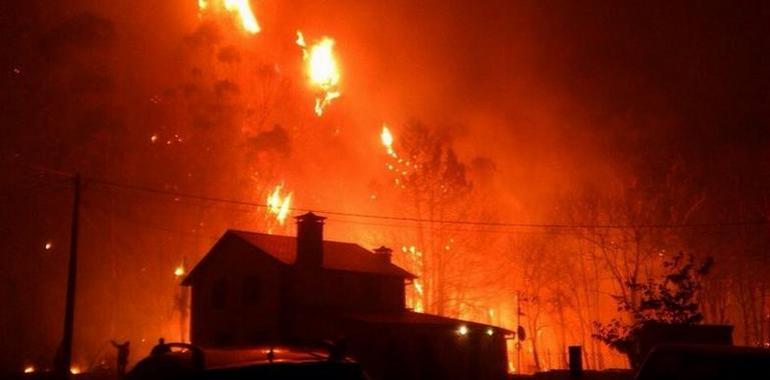 El martes se inicia con 25 incendios forestales en 16 concejos
