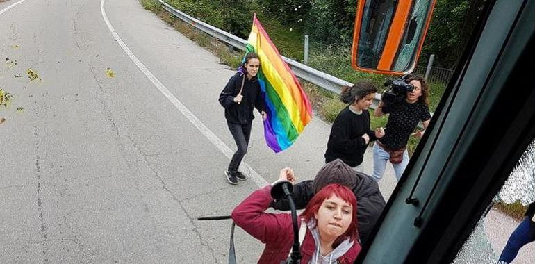 El #BusHO llega a Asturias con un nuevo mensaje dirigido al poder político: “Dejad a los niños en paz”