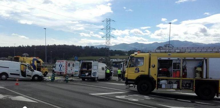 Tres heridos en un choque múltiple en el cruce del Hospital de Jarrio