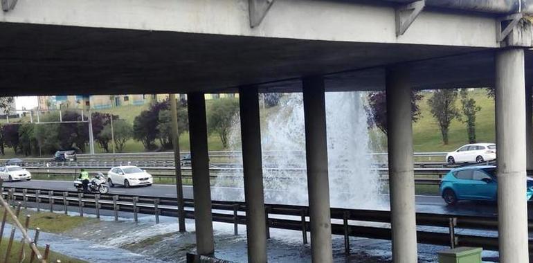 Se reabre al tráfico la Y en Oviedo tras la espectacular rotura de una tubería de agua
