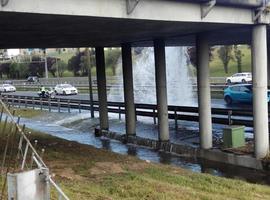 Se reabre al tráfico la Y en Oviedo tras la espectacular rotura de una tubería de agua
