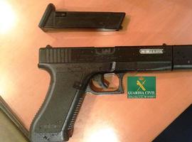 Identificado por la Guardia Civil por llevar un arma por la calle Uría que resultó ser simulada