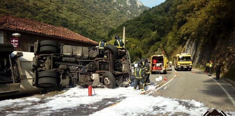 Fallece el conductor y se establece nivel 1 de riesgo tras el vuelco de un camión de carburantes