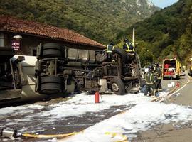 Fallece el conductor y se establece nivel 1 de riesgo tras el vuelco de un camión de carburantes