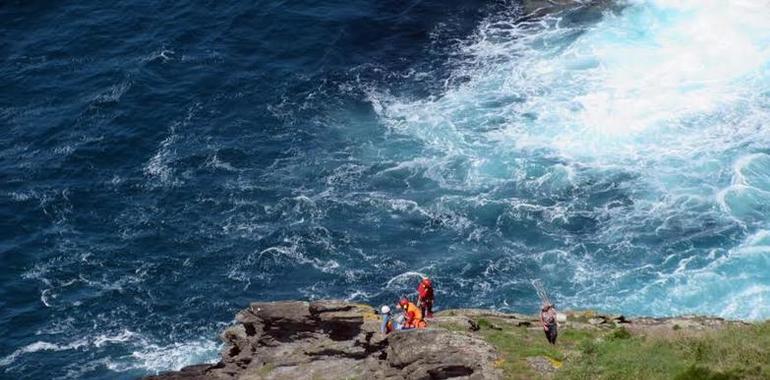 Rescatado un pescador herido en Canedo de Otur