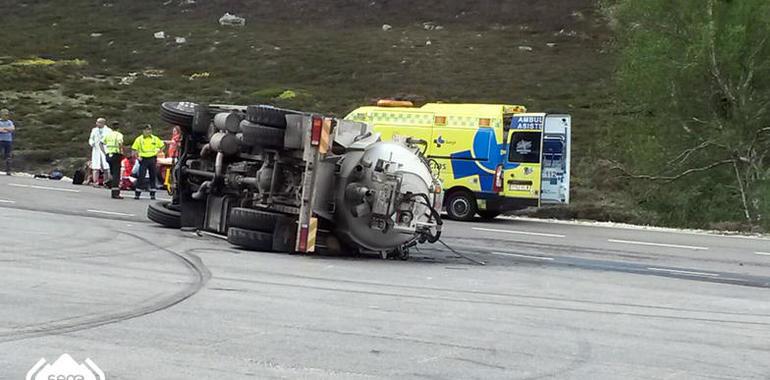 Bomberos de Asturias colaboran en el traslado del herido tras el vuelco de una cuba en León