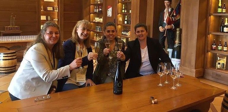 El interés de EEUU por la sidra asturiana brinda a pie de Ría