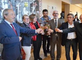 Brindis municipal con los invitados catalanes al Defile de la Ascensión