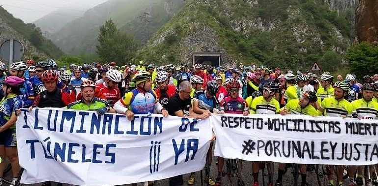 Ciclistas asturianos piden más seguridad en los túneles de la N-630