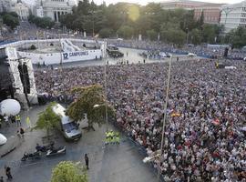 Apoteósico recibimiento al Madrid y su copa en Cibeles