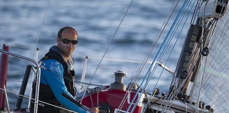 Las velas de La Solitaire URGO Le Figaro luchan  emproando Gijón