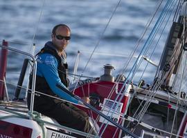 Las velas de La Solitaire URGO Le Figaro luchan  emproando Gijón