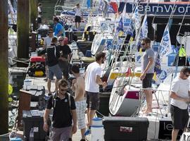 Los marinos de La Solitaire URGO Le Figaro se empapan de Xixón