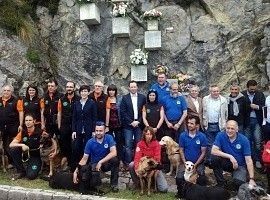 La Unidad Canina de Rescate honra a los caídos en el Lago Enol