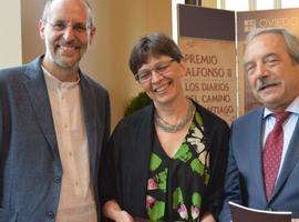 La peregrina italiana Marcella Giunta recibe el Premio Alfonso II por su diario del Camino de Santiago