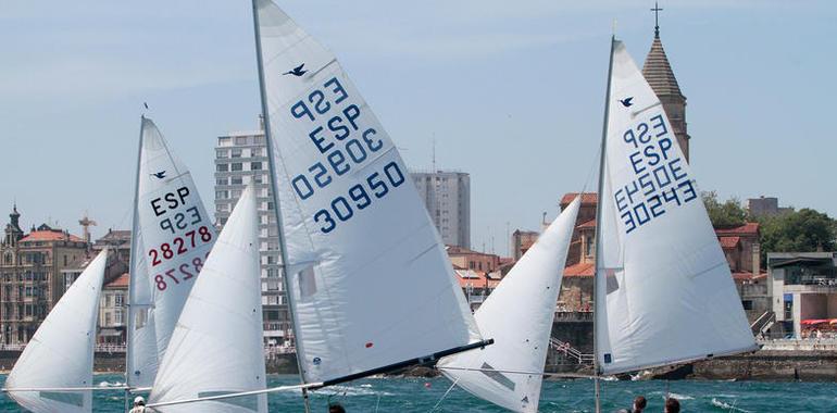 IV trofeo de San Pedro Vela Ligera RCAR en la bahía gijonesa