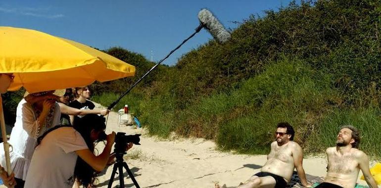 Ricardo Alonso rueda dos cortos en la llanisca playa de Toranda