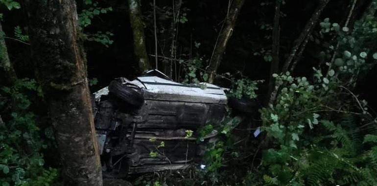Dos heridos al caer su vehículo 80 metros en Cabrales