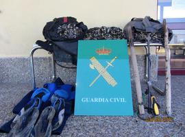 Denunciados 3 furtivos cántabros que cogieron 38,5 kilos de percebes en Cudillero