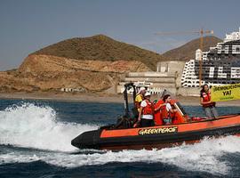 Greenpeace vuelve al hotel de El Algarrobico para pedir a Susana Díaz su demolición inmediata